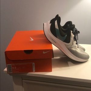 Women’s Nike Winflo 6 Sneakers